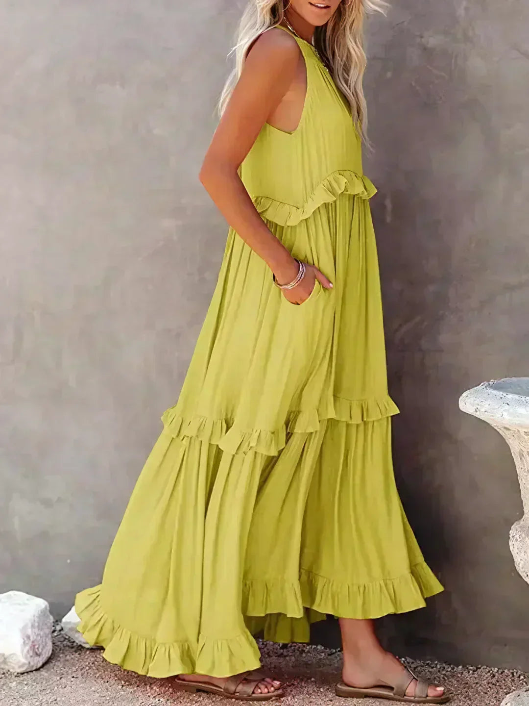 Elle | Maxi dress with halter neck and ruffles
