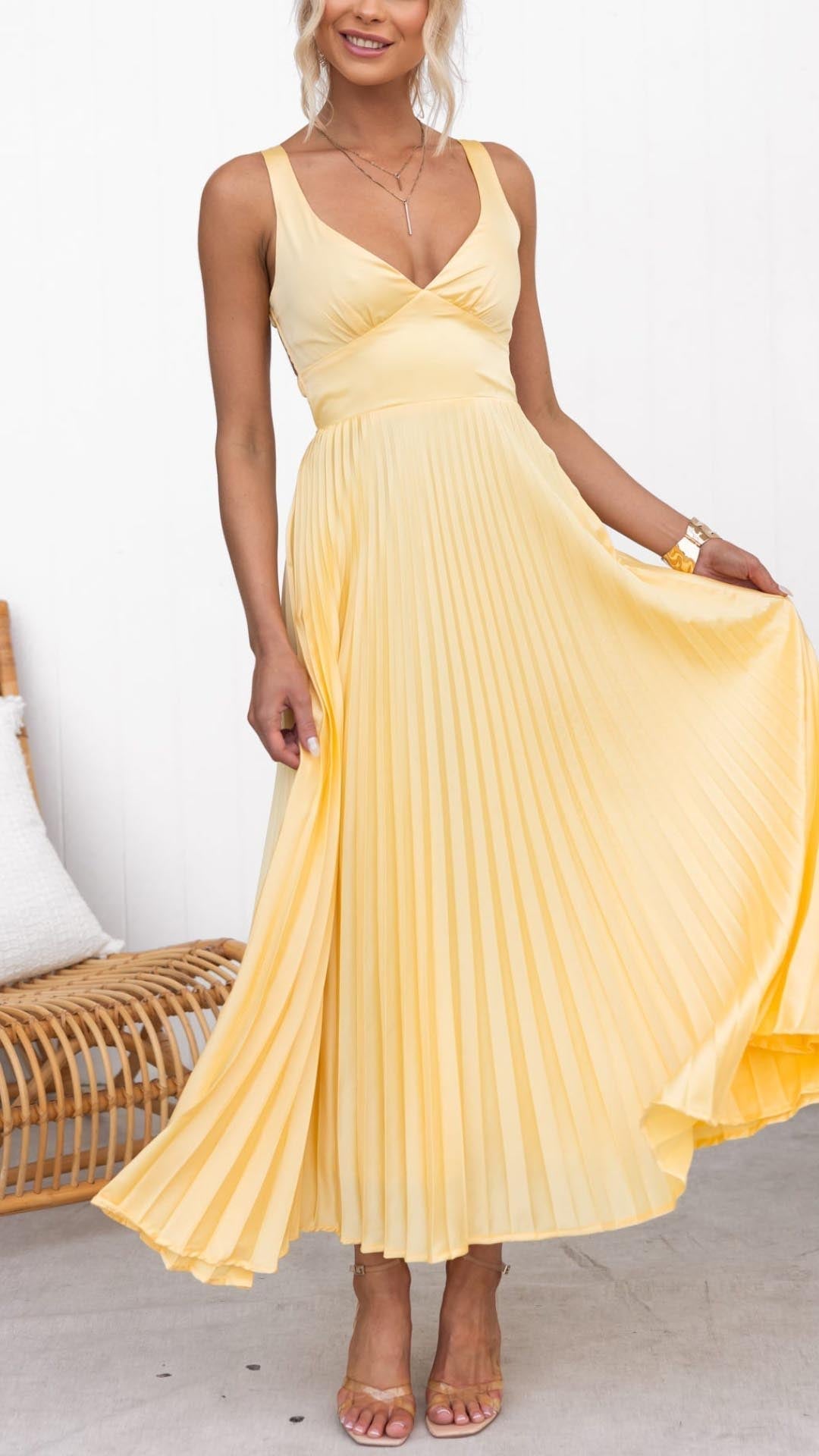 Elle | Pleated maxi dress with V-neckline