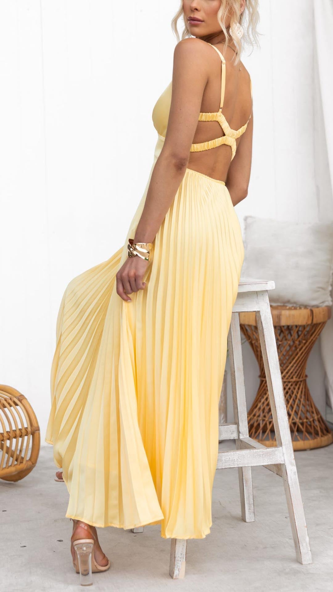 Elle | Pleated maxi dress with V-neckline